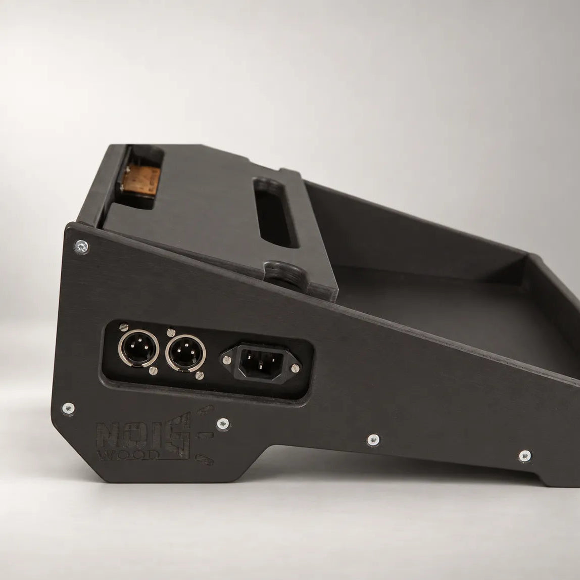 Integrated 230V power inlet and two XLR outputs in the side panel of a Core D340/350-QC Stealth Black pedalboard