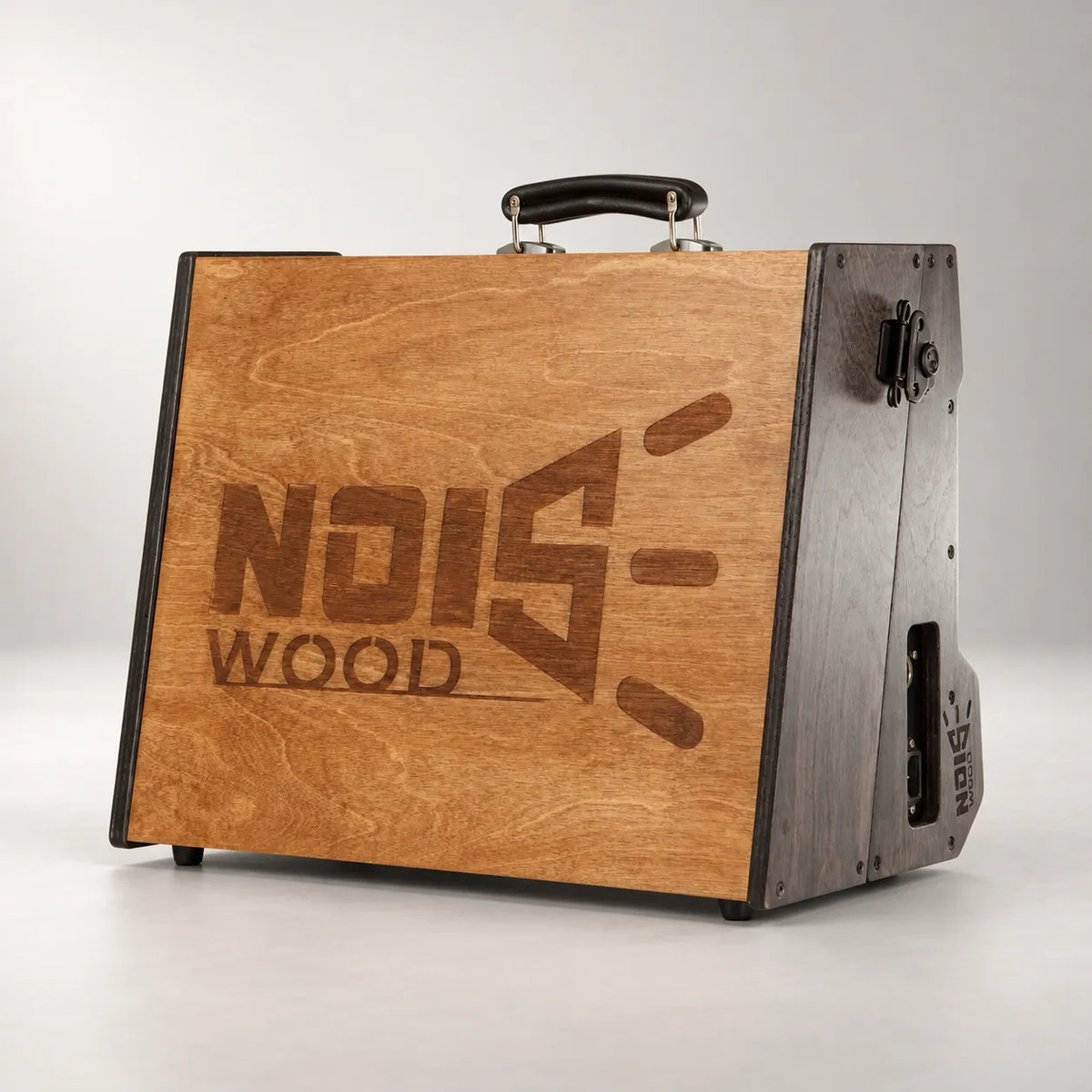 Noisewood Noble D340/450-TM pedalboard closed with the protective lid fitted and the engraved logo, carried by its handle