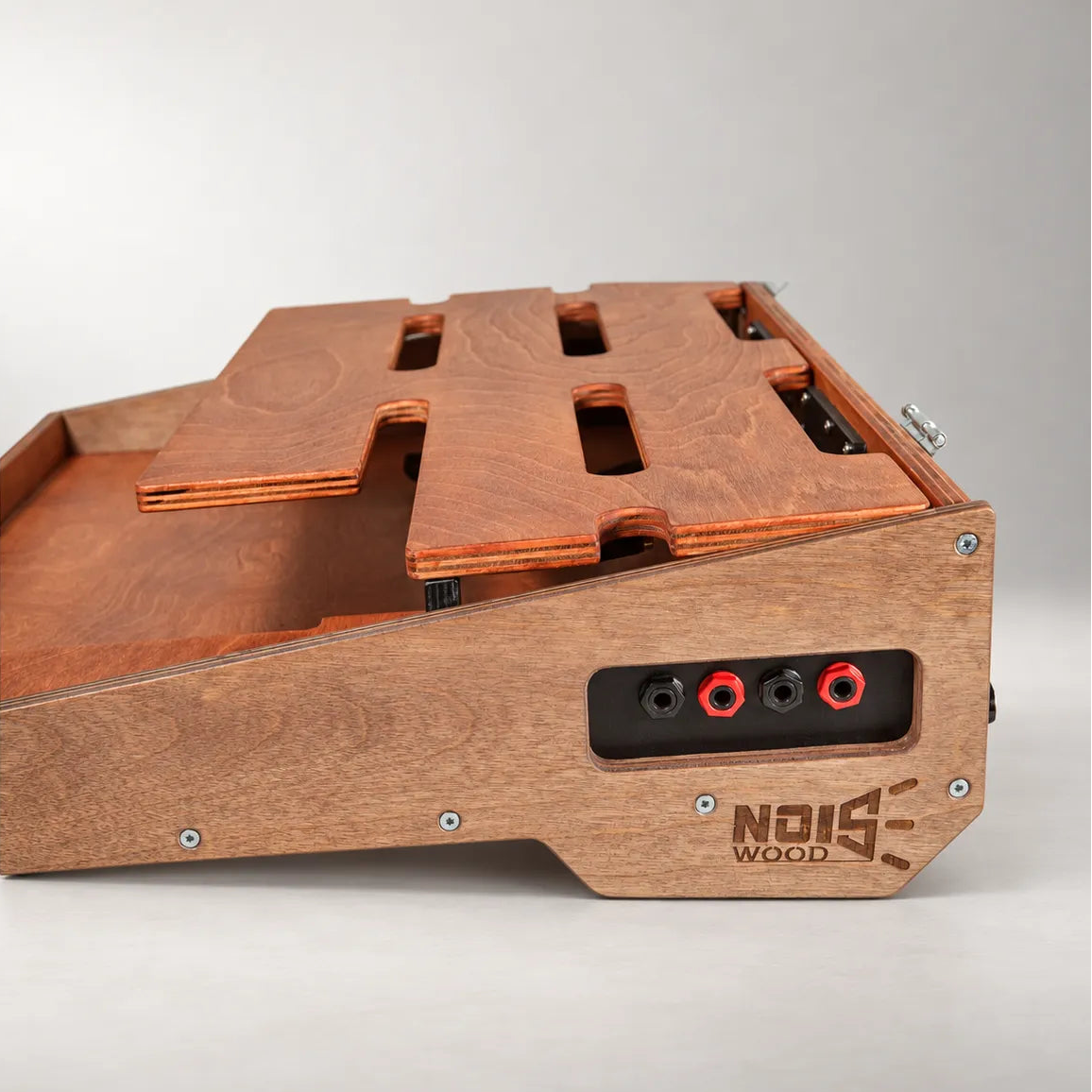 Four TRS jacks integrated in the stained side panel of a Noble D460/600 duo-colour pedalboard