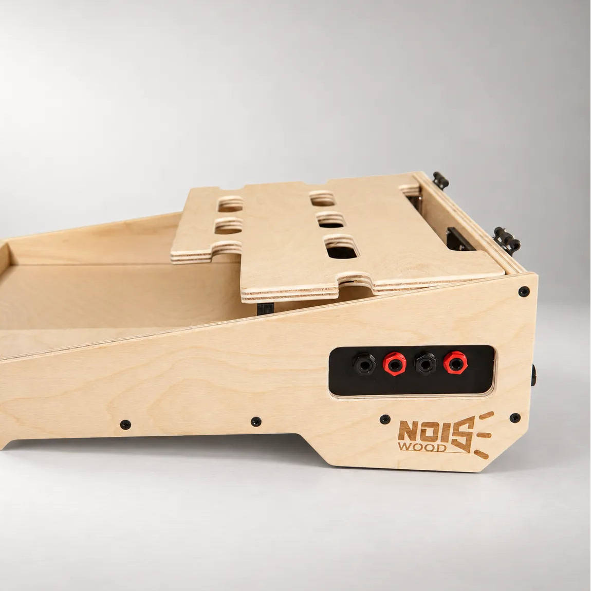 Four TRS jacks integrated in the wooden side panel of a Tour D460/450 Natural Birch pedalboard