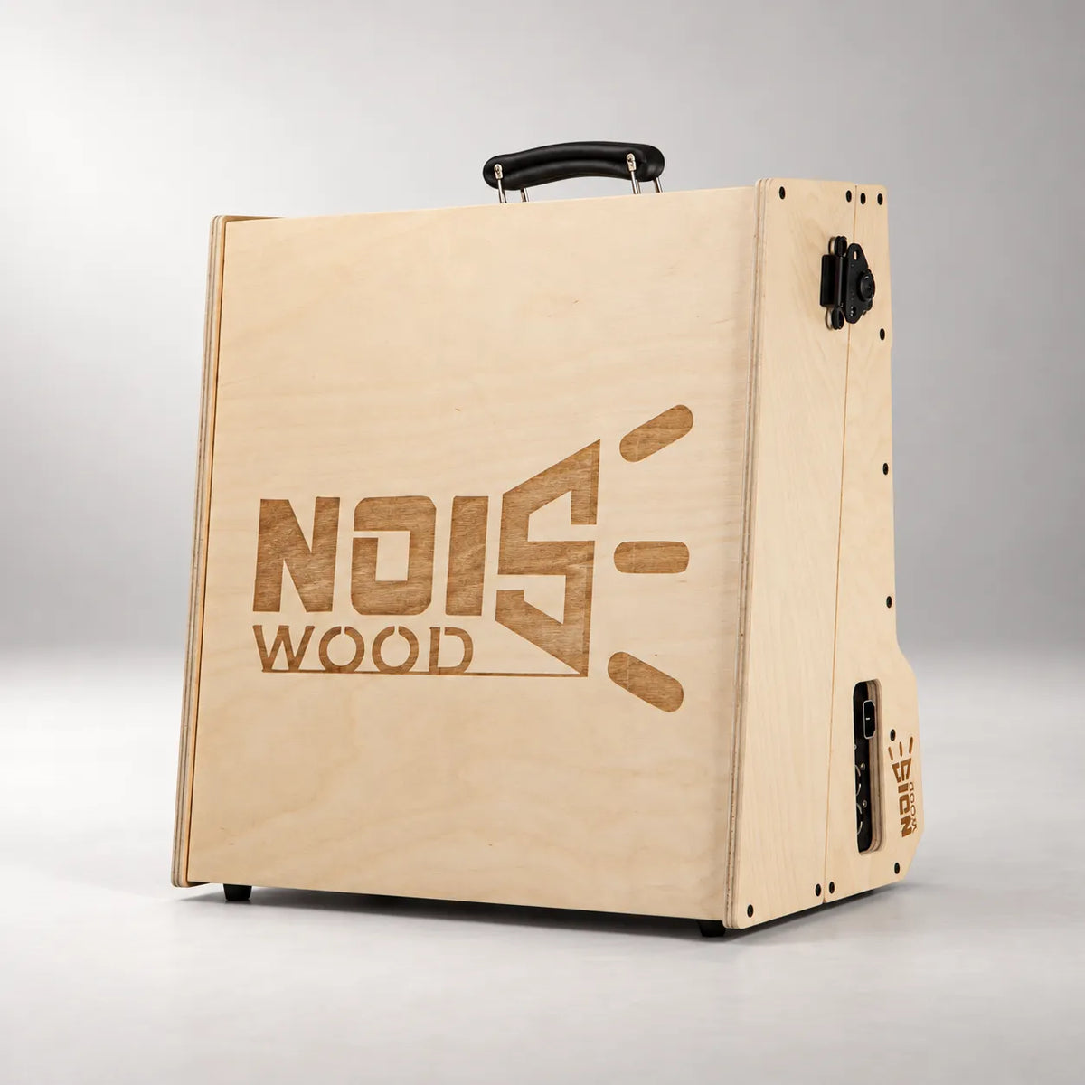 Tour D460/450 Natural Birch pedalboard closed with its engraved lid and carry handle, ready for transport